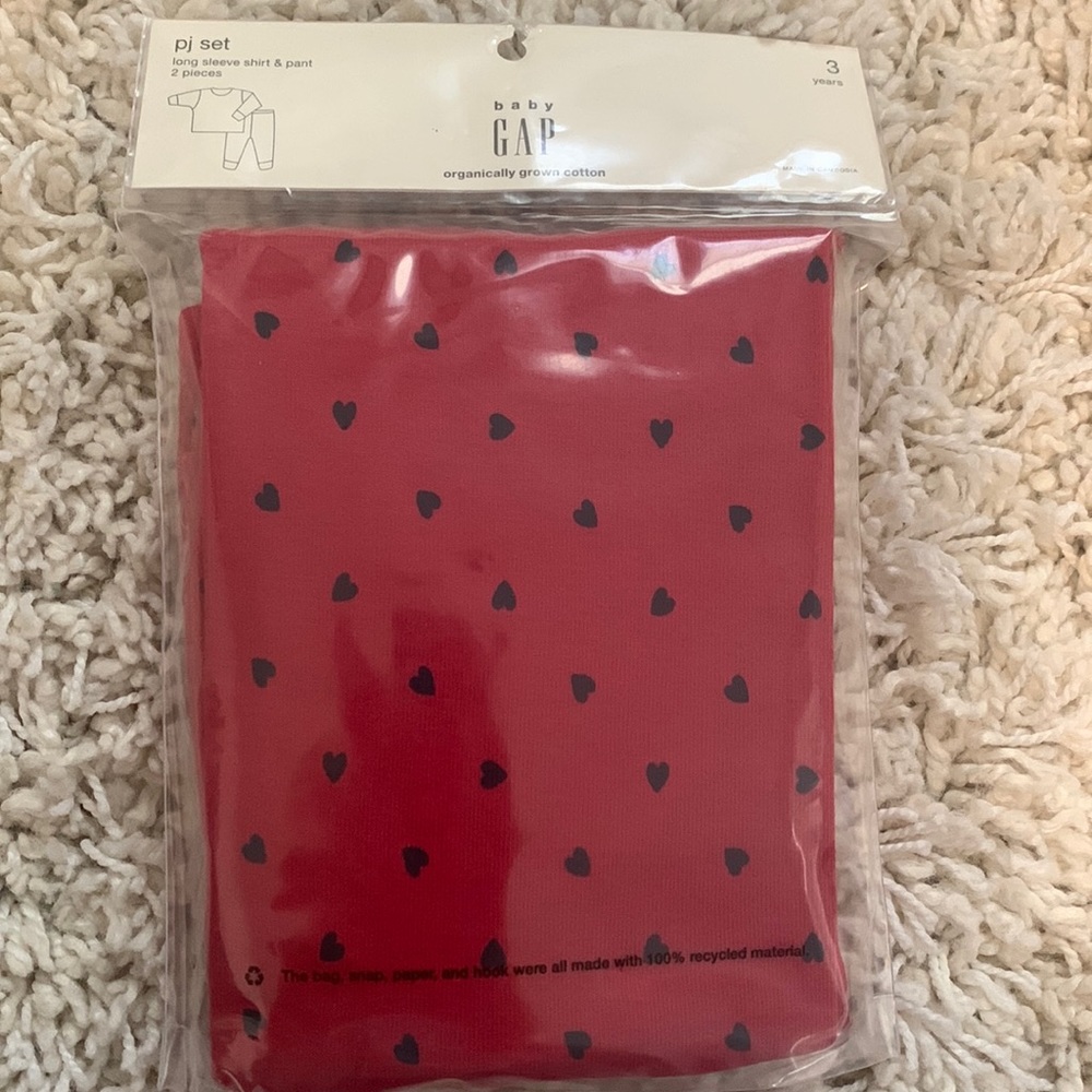 NWT Gap 2PC LS Heart Pajamas Size 3 years